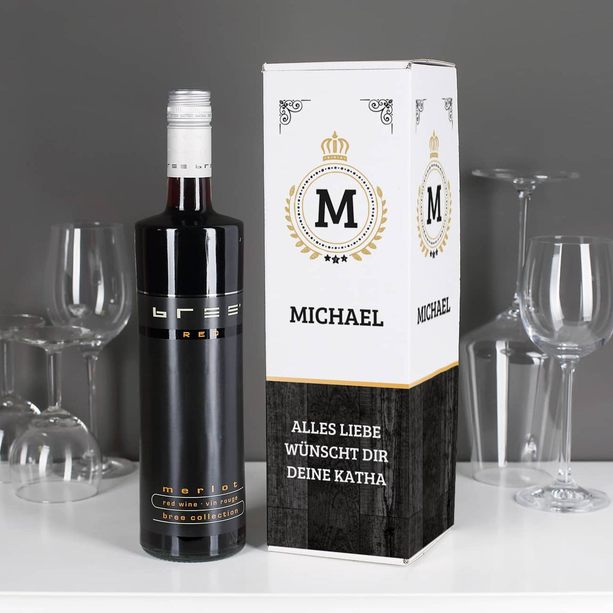 Rotwein mit bedruckter Flaschenverpackung