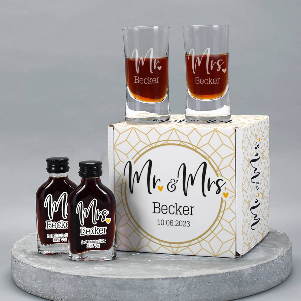 Schnaps-Geschenkset - Mr. & Mrs. - mit zwei Kräuterschnäpsen, zwei Gläsern und einer Mr. & Mrs. Geschenkbox mit geometrischen Muster