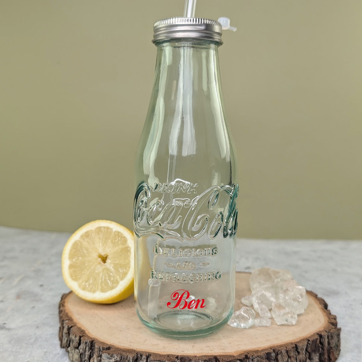 Nahaufnahme des gedruckten Namens auf der Flasche – individuelle Gestaltung
