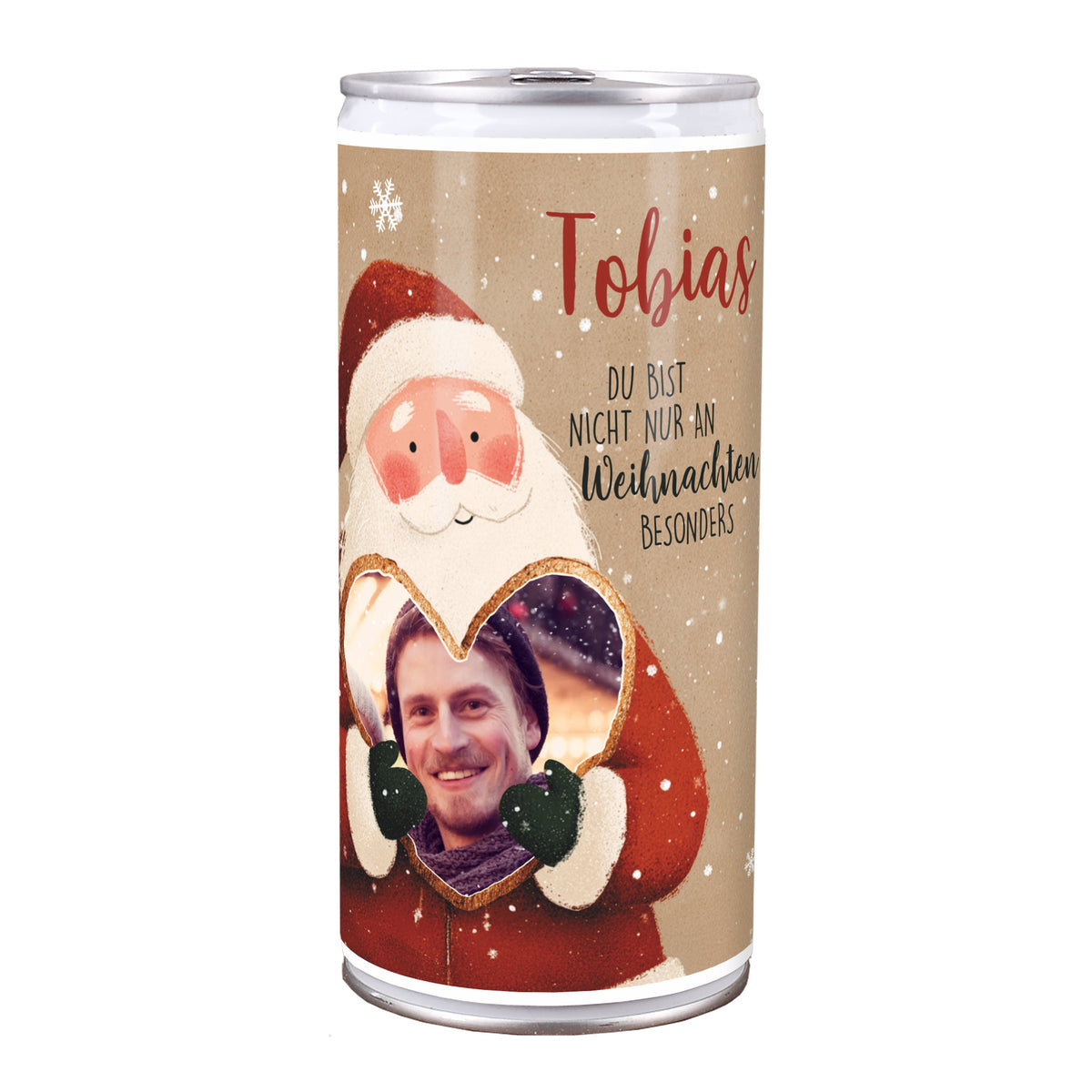 Bierdose mit Foto im Lebkuchenherz, Weihnachtsmann-Illustration und personalisiertem Namen vor neutralem Hintergrund.