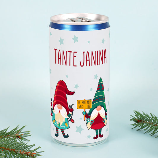 Personalisierte Secco-Dose mit Namen „Tante Janina“ und fröhlichem Wichtel-Design vor blauem Hintergrund