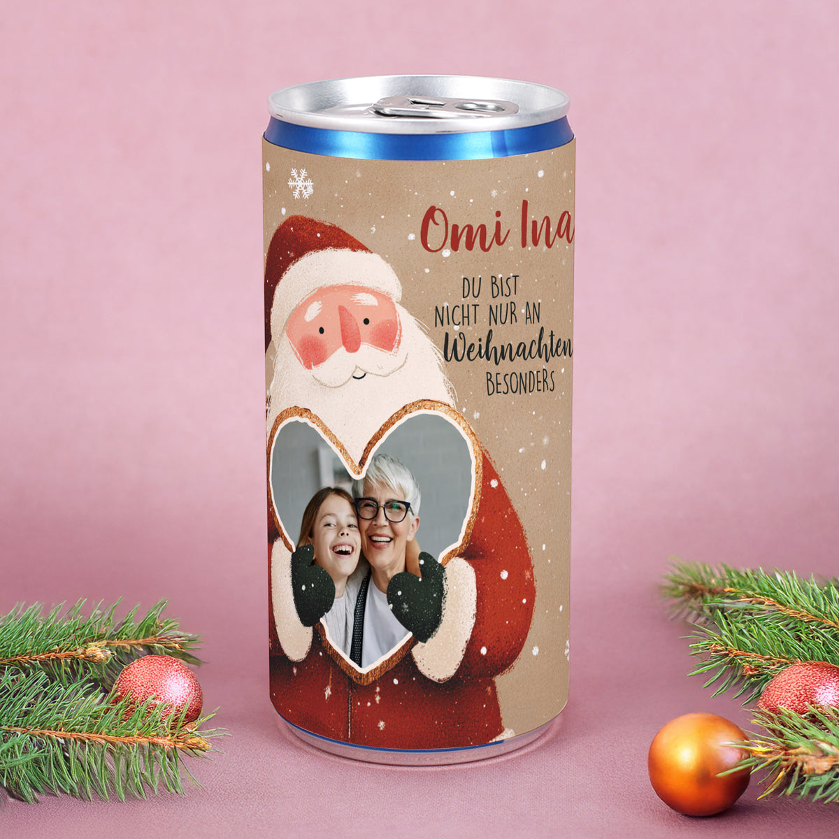 Personalisierte Secco-Dose mit Weihnachtsmann hält goldenes Herz mit Foto von Oma und Enkel, Name „Omi Ina“ aufgedruckt.