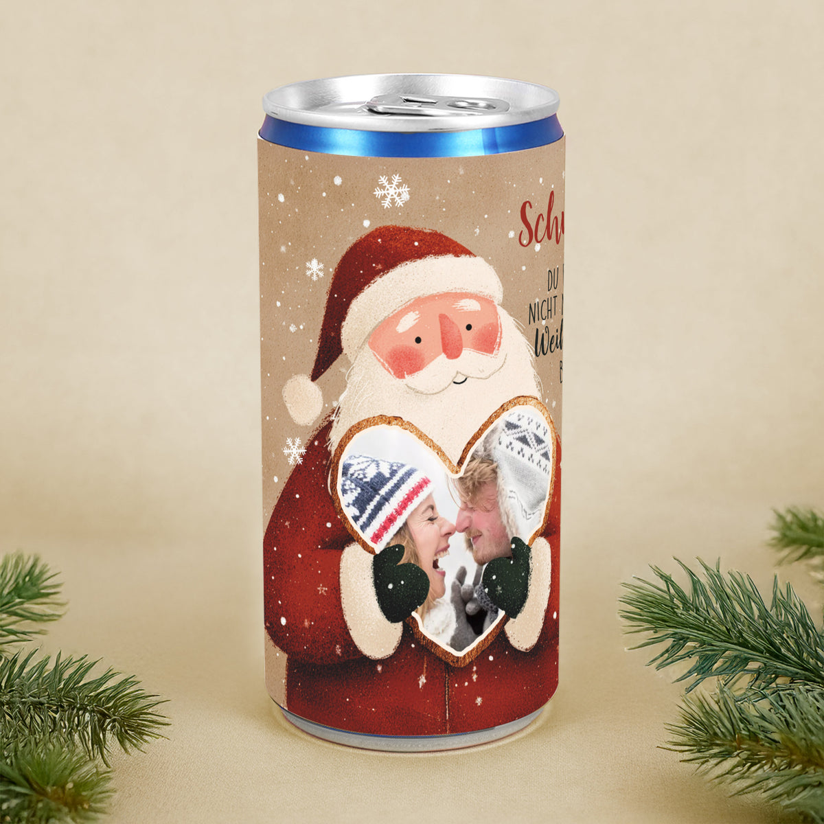 Weihnachtsmann auf Secco-Dose hält goldenes Herz mit verliebtem Paar im Schnee, festliche Dekoration mit grünen Zweigen.