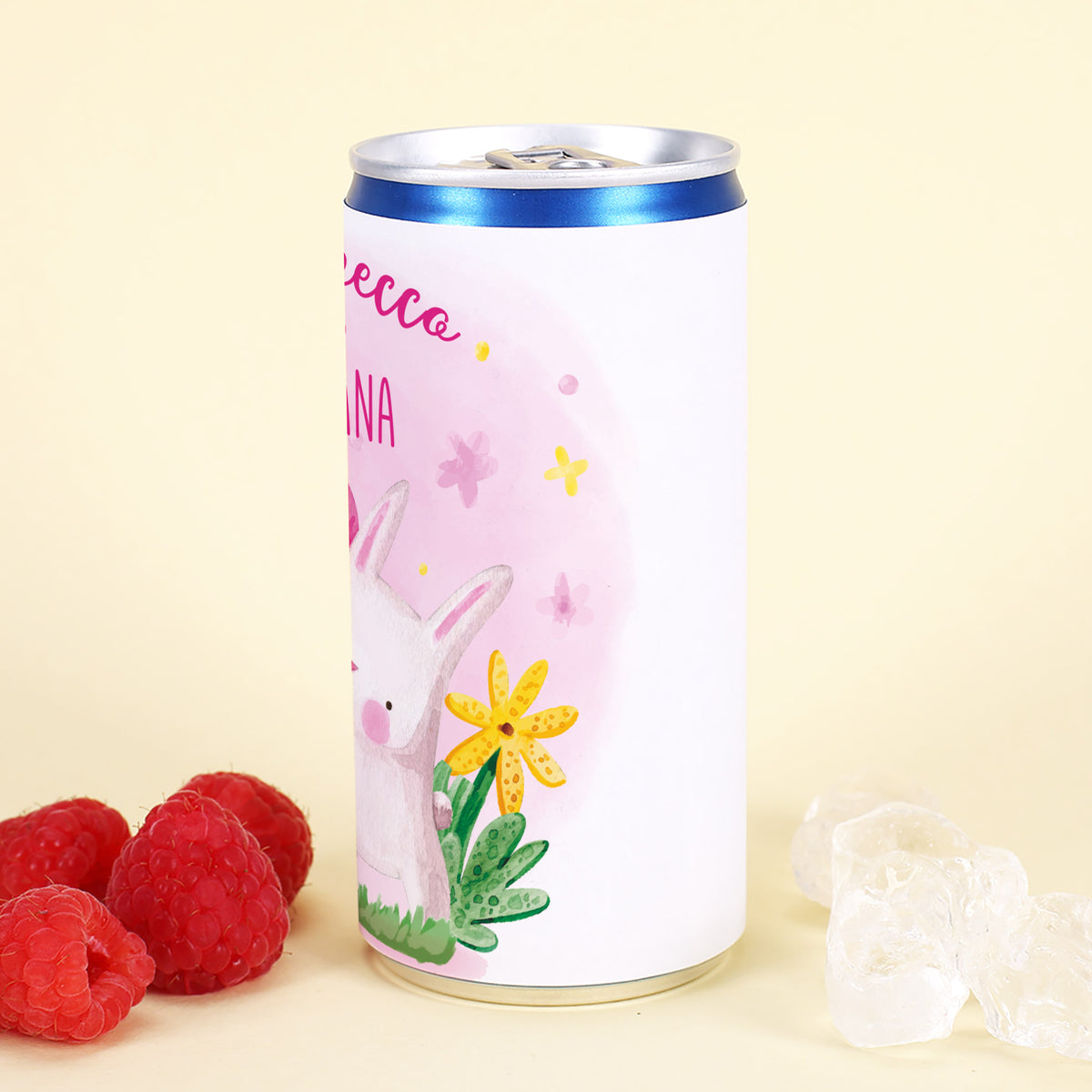 Detailansicht der personalisierten Frohsecco Dose mit Hasenmotiv und Frühlingsblumen