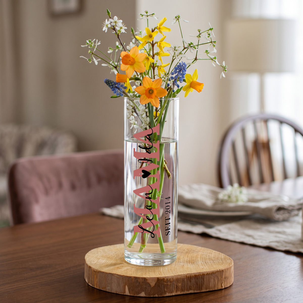 Personalisierte Knospenvase für Mama mit Namen Tilda und Mila, Jahreszahl 2014 und buntem Blumenstrauß auf dem Tisch