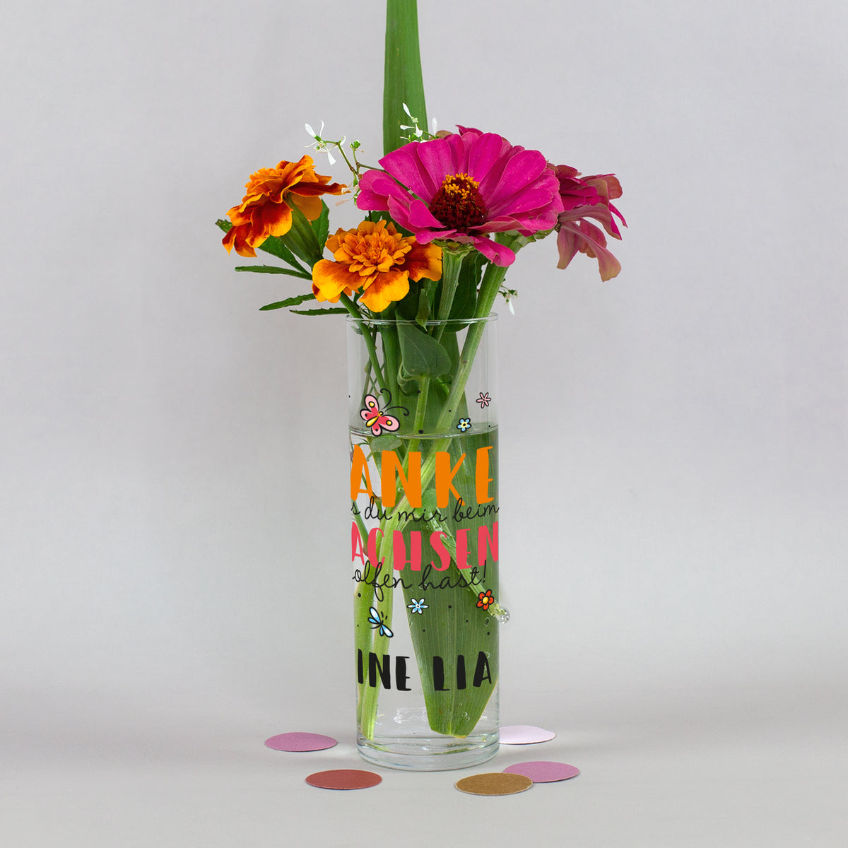 Kleine Blumenvase mit Wunschtext und Blumen als persönliches Geschenk für Erzieherin oder Lehrerin