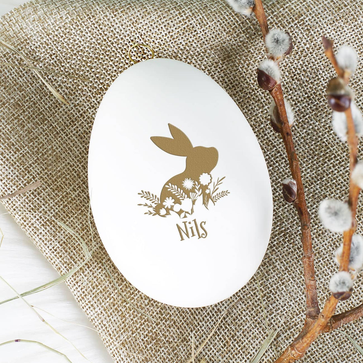 Schwanenei zu Ostern mit Osterhase und einem Namen Ihrer Wahl graviert