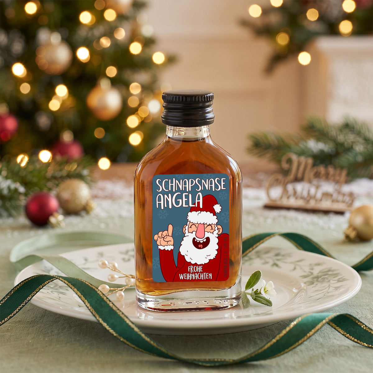 Personalisierter Weihnachtsschnaps mit Name Angela und Weihnachtsmann Motiv auf festlicher Tafel