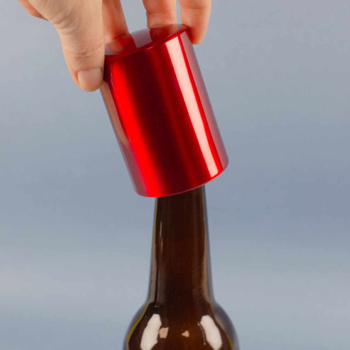 Push-Up Flaschenöffner aus Metall auf Bierflasche, automatische Öffnung durch Aufsetzen, glänzende Oberfläche