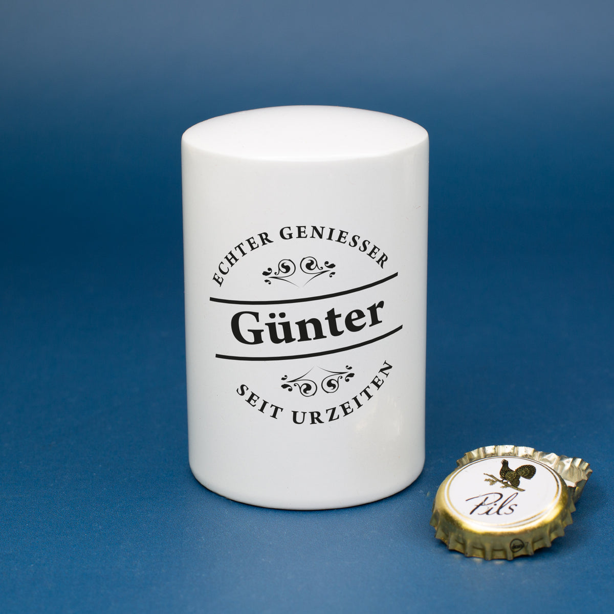 Weißer Push-Up Flaschenöffner mit Spruch „Echter Genießer – seit Urzeiten“ und Name