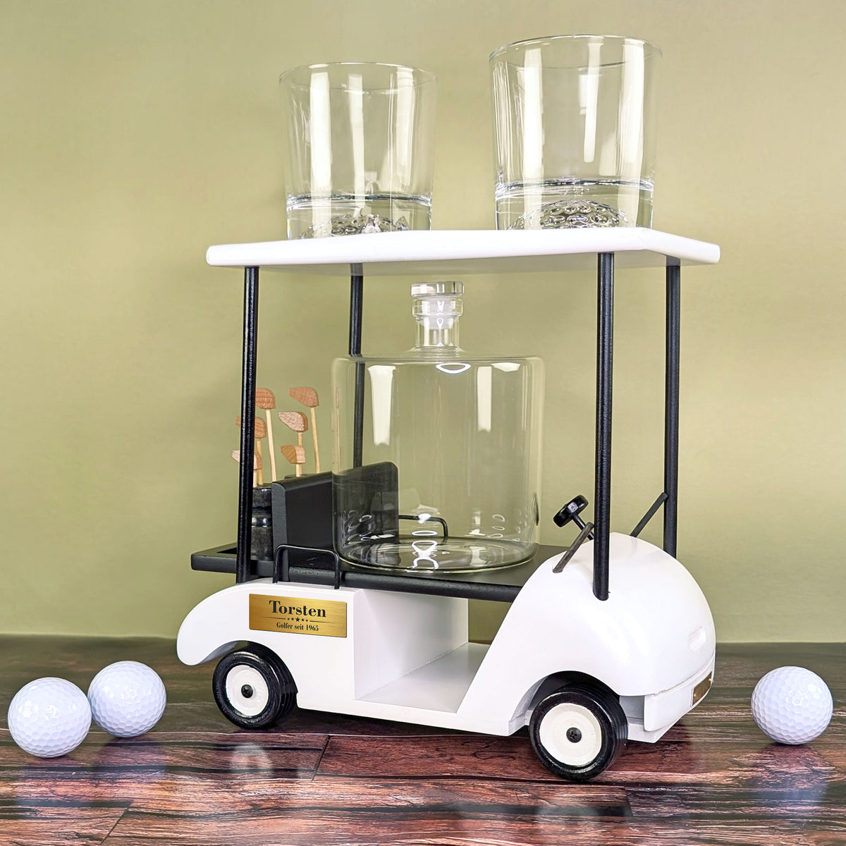 Whisky-Dekantier-Set im weißen Golfcart mit zwei leeren Gläsern und Dekantierkaraffe aus Glas