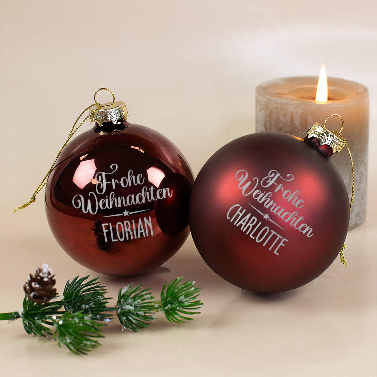 Weihnachtskugel mit Name graviert 'Frohe Weihnachten' | Christbaumkugeln 8 cm in Burgund Rot