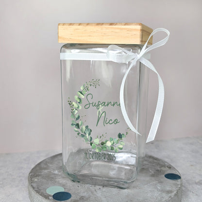 Glas mit Bambusdeckel, Eukalyptusmotiv und weißen Schleifenband – personalisiert mit Susann und Nico