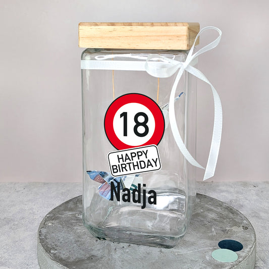 Glasdose zum Geburtstag mit Schleife, Spruch „18 Happy Birthday“ und Name Nadja