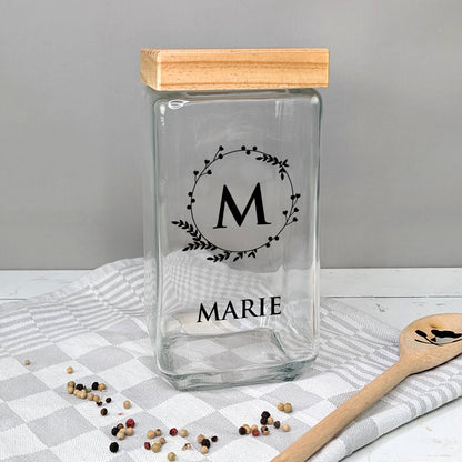 Glasvorratsbehälter mit Initiale „M“ und Name „MARIE“, auf Tisch mit Geschirrtuch, Variante in Schwarz