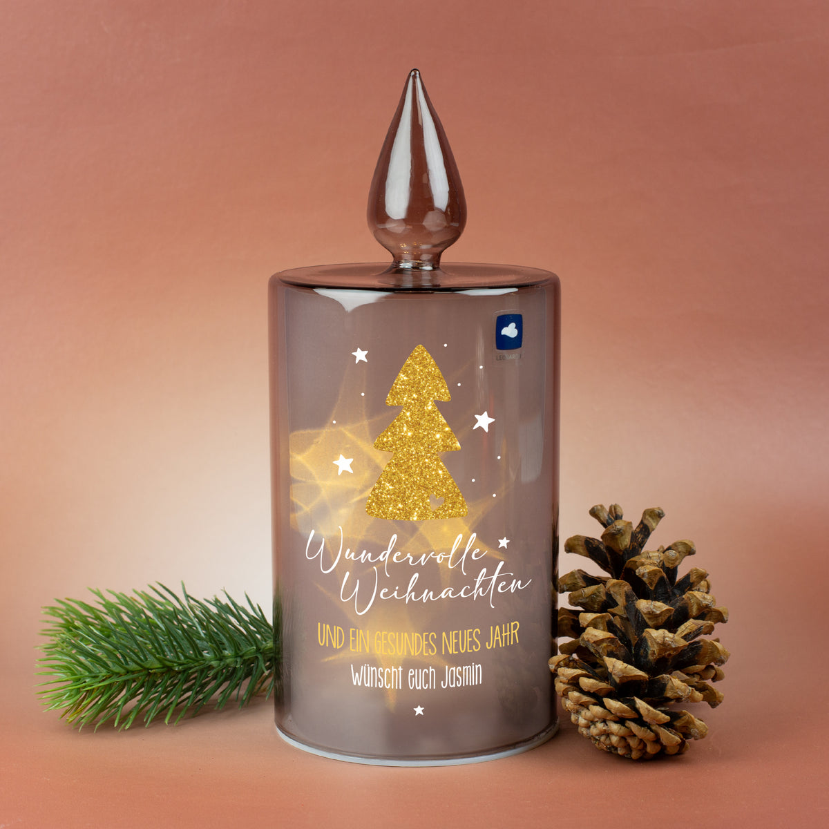LED-Glaslicht von Leonardo mit goldenem Weihnachtsbaum, Schriftzug „Wundervolle Weihnachten“ und personalisiertem Wunschtext, beleuchtet auf weihnachtlicher Dekoration.