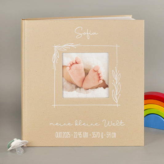 Personalisiertes Babyalbum „Meine kleine Welt“ mit Name, Datum, Uhrzeit, Gewicht und Größe auf dem Cover