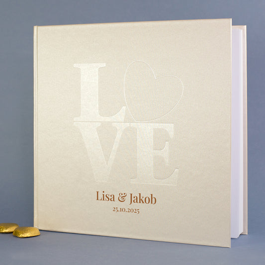 Personalisierbares Gästebuch Hochzeit mit LOVE-Prägung und Herz, Beispielnamen Melina & Simon