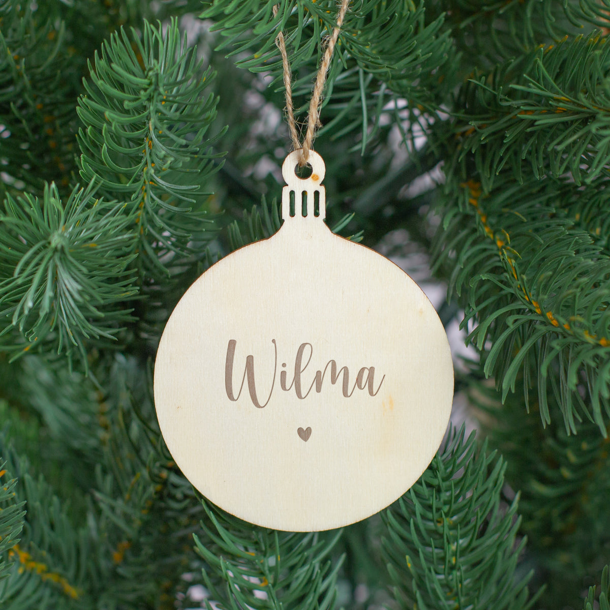 Personalisierte Holzanhänger mit Name & Herzmotiv – 4 Formen | Weihnachtsanhänger & Weihnachtsdeko