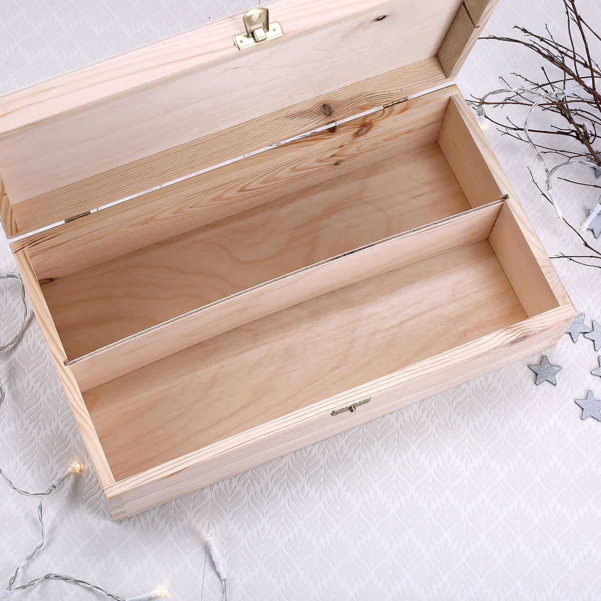 Geöffnete Holzbox mit Einsatz und Messingverschluss, ideal als Geschenkverpackung zu Weihnachten