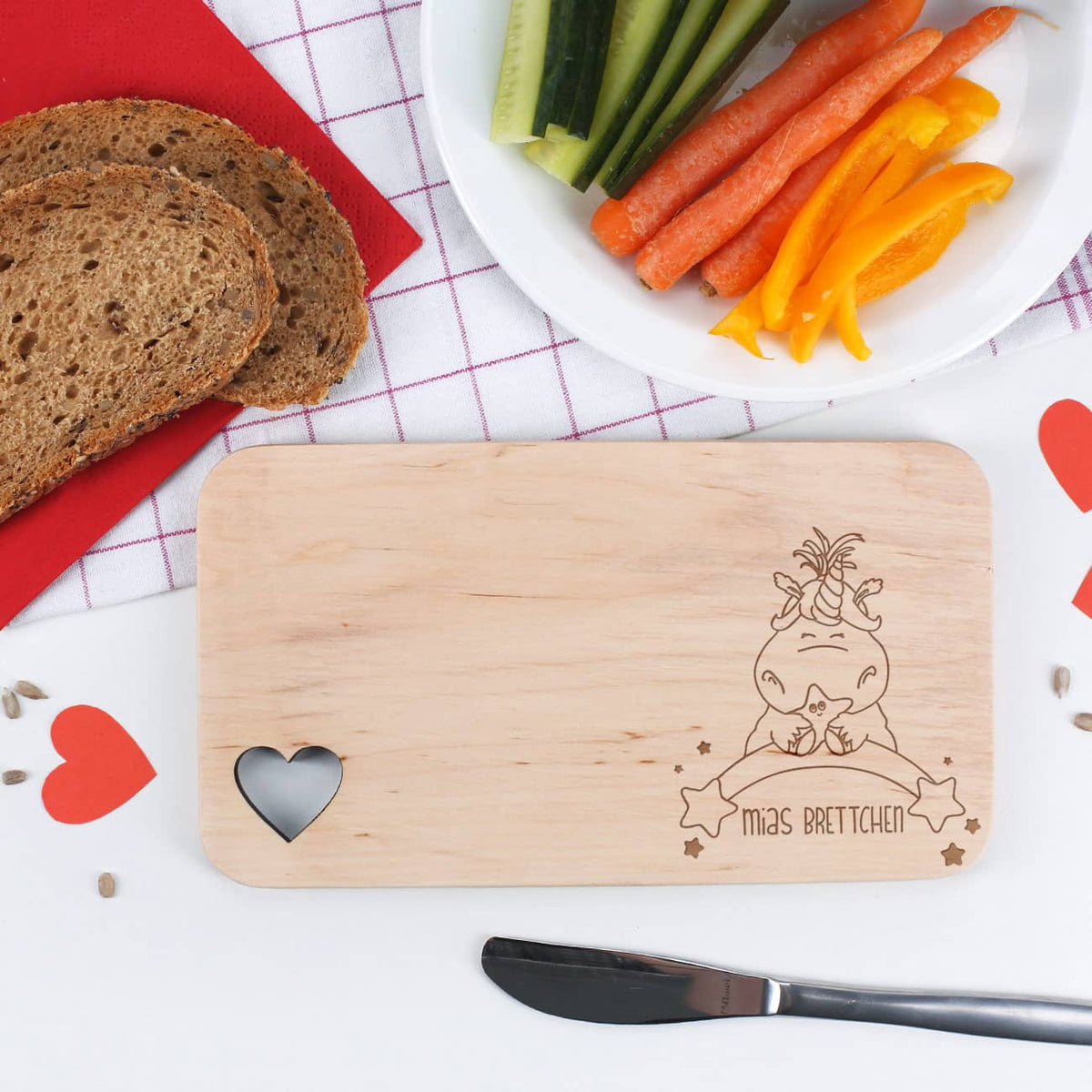 Brettchen aus Erlenholz mit Herzausschnitt, Knuddelhorn® und Wunschgravur 