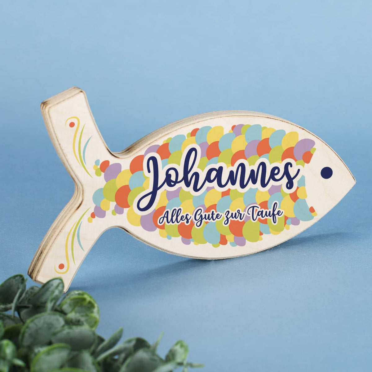 Niedlicher Fisch aus Holz mit bunten Schuppen und persönlichem Aufdruck