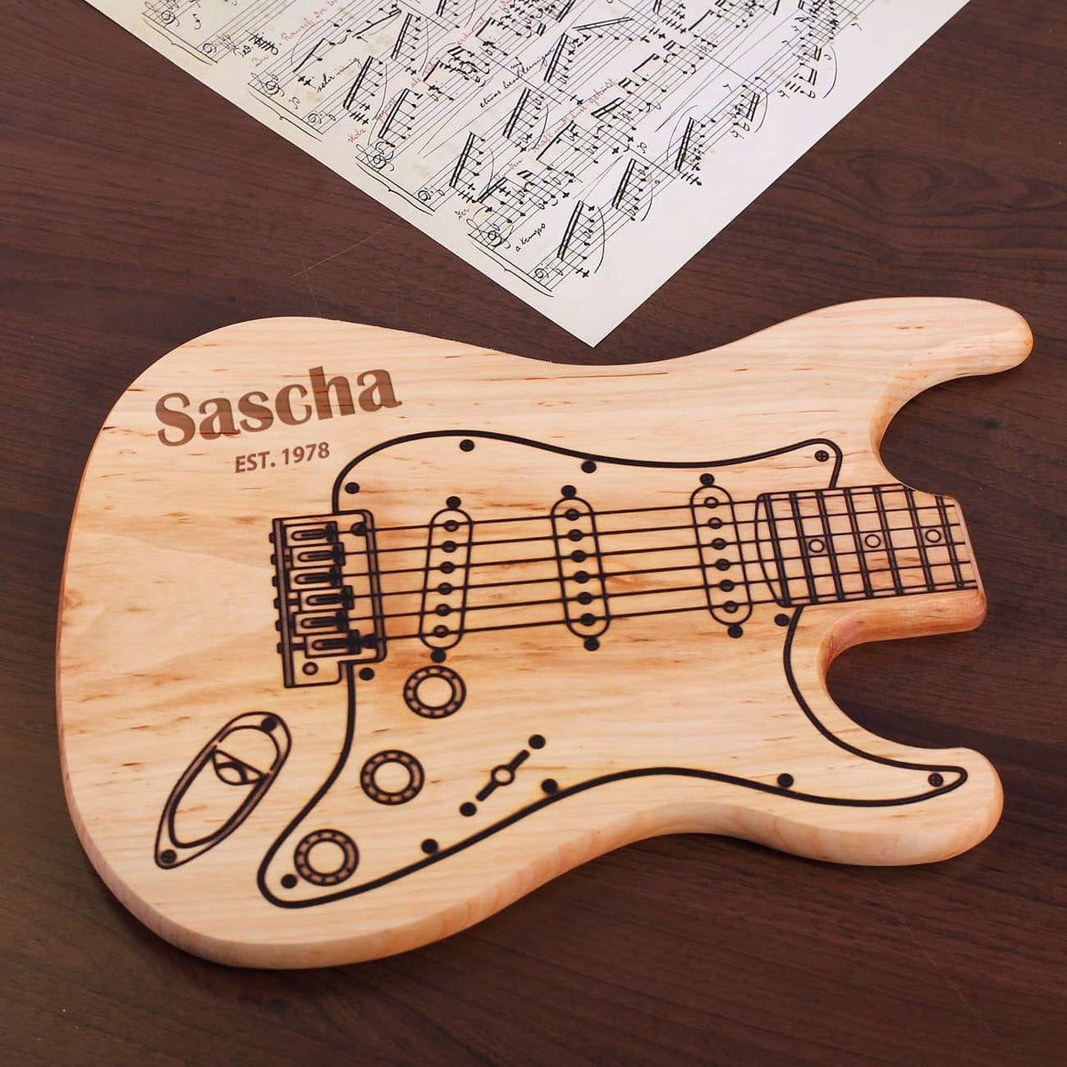 Holzschneidebrett mit Gravur Name und Geburtsjahr - Gitarre