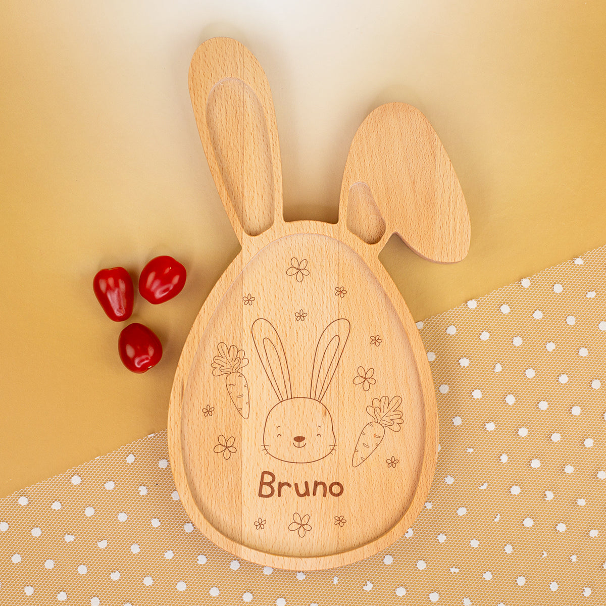 Holzbrettchen in Hasenform für Kinder auf farbigem Hintergrund