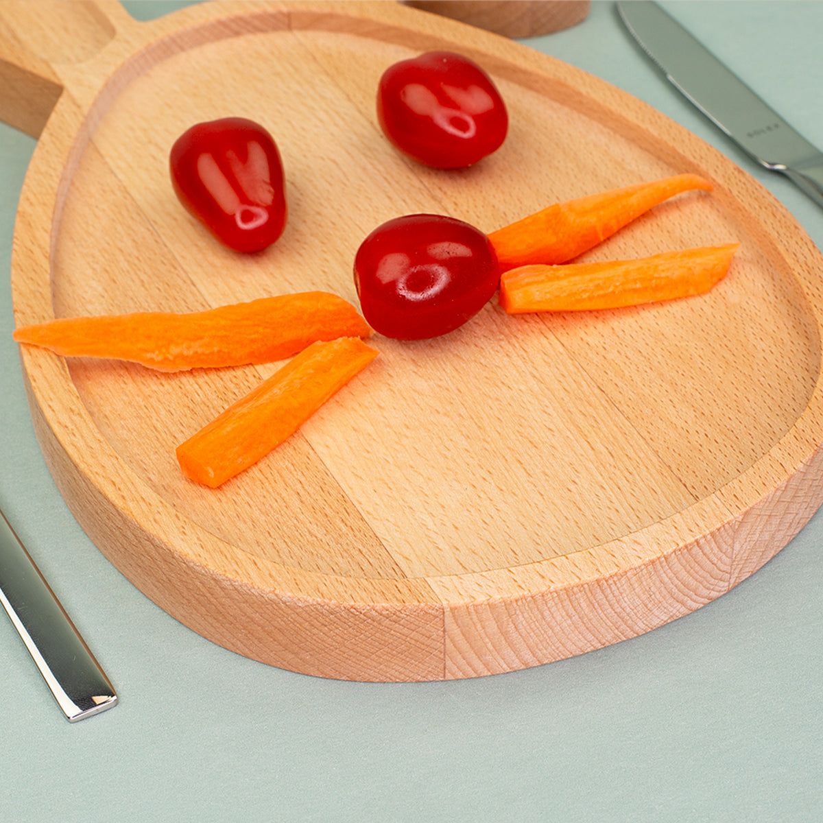 Kinder Hasenbrettchen aus Holz mit erhöhtem Rand und Snackbeispiel