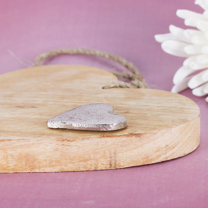Detailansicht des Holzherzens mit silberfarbenem Metallherz und ca. 1,5 cm starker Holzausführung