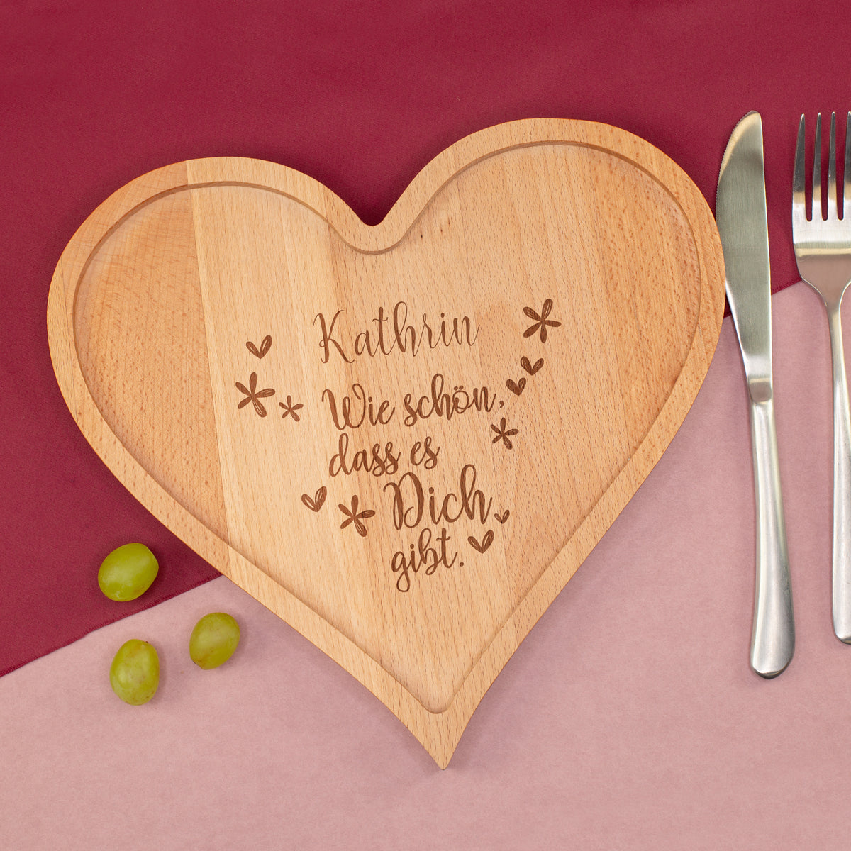 Herzförmiges Frühstücksbrettchen aus Buchenholz mit Gravur „Kathrin – Wie schön, dass es dich gibt“ und Herzmotiven