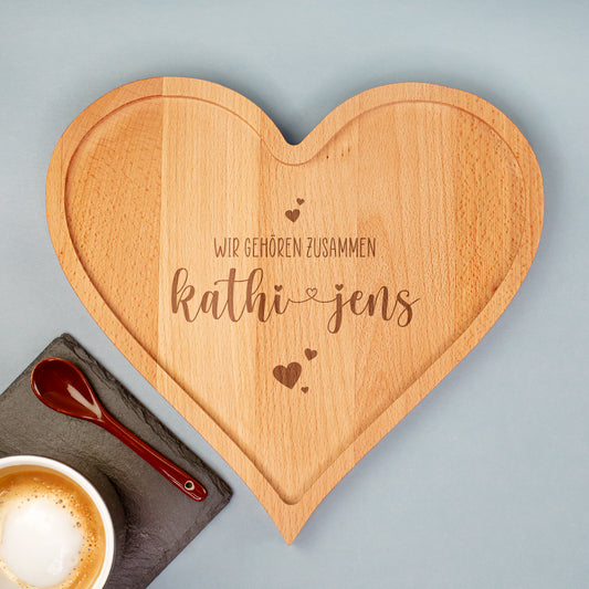 Herzförmiges Holz-Frühstücksbrettchen mit individueller Gravur und Schriftzug, Draufsicht, dekoriert mit Kaffee und Löffel