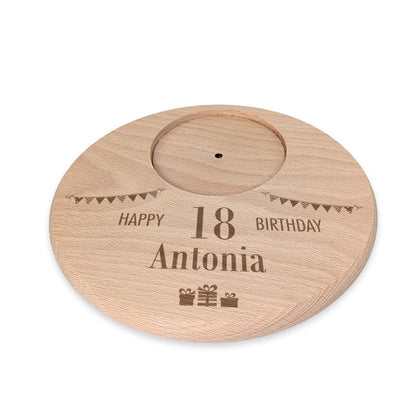 Geburtstags-Kerzenteller aus Holz mit Alter 18 und Name Antonia, liegend fotografiert