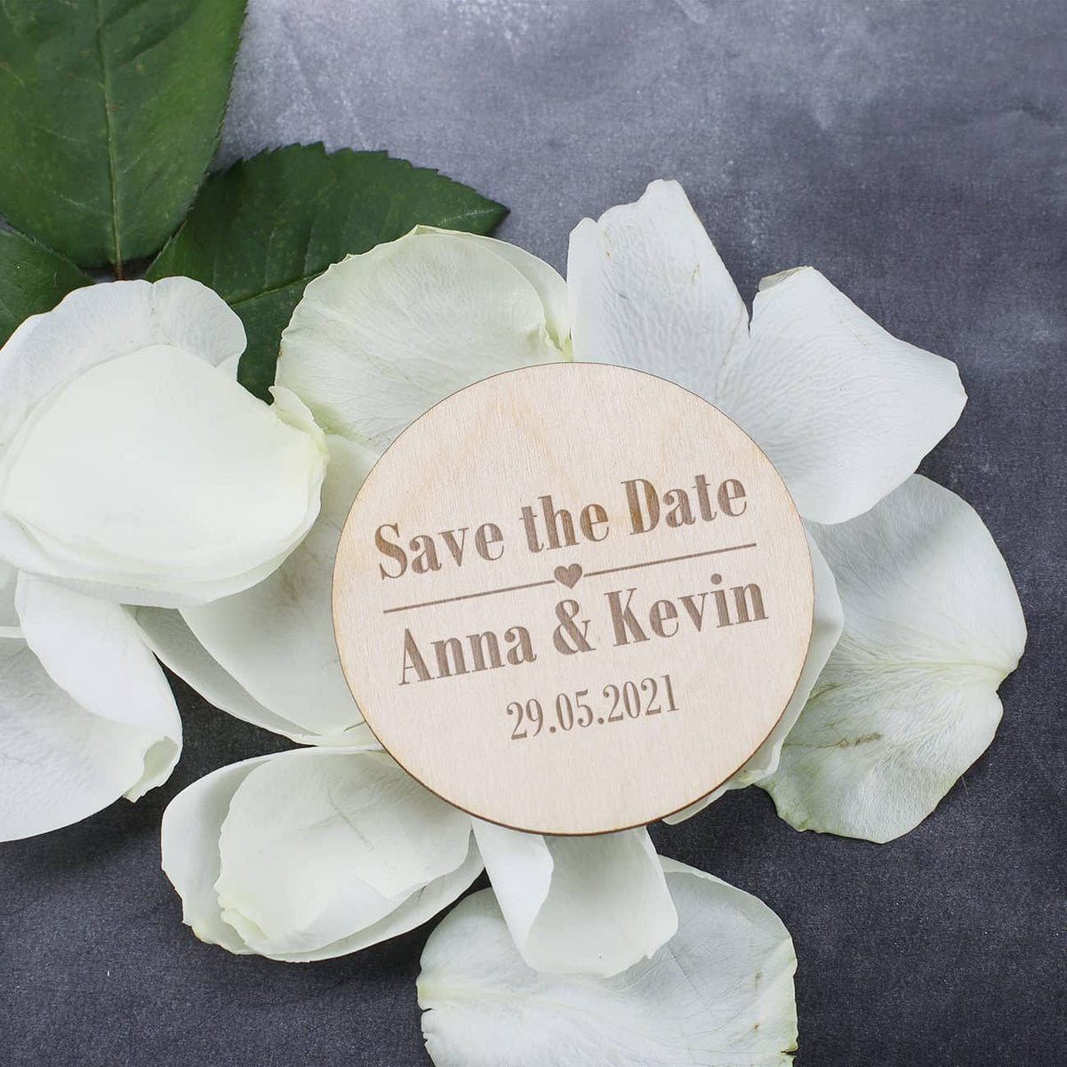 Gravierte Save the Date Karte als Holzmagnet