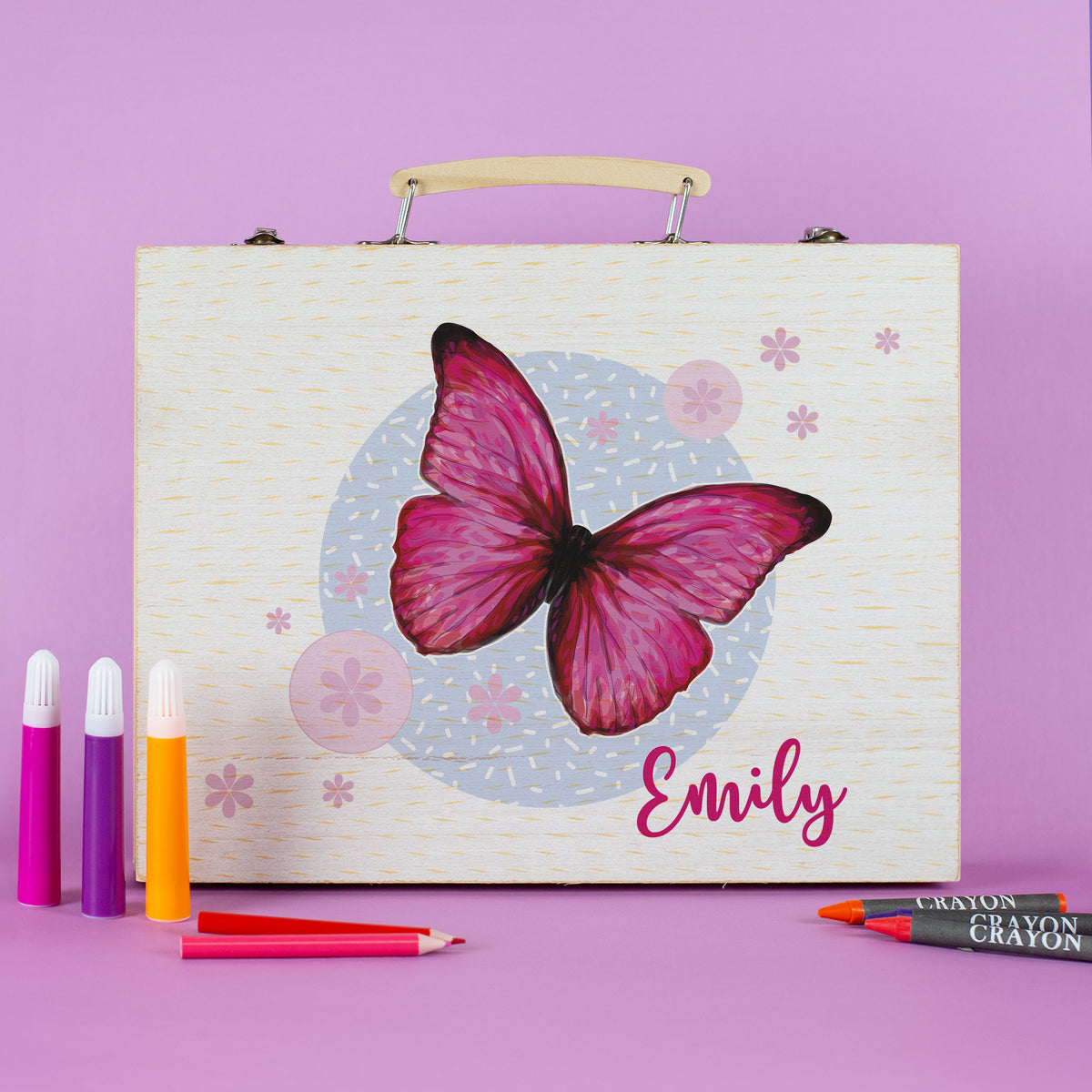 Malkoffer aus Holz mit Schmetterlingsmotiv und Name Emily auf rosa Hintergrund