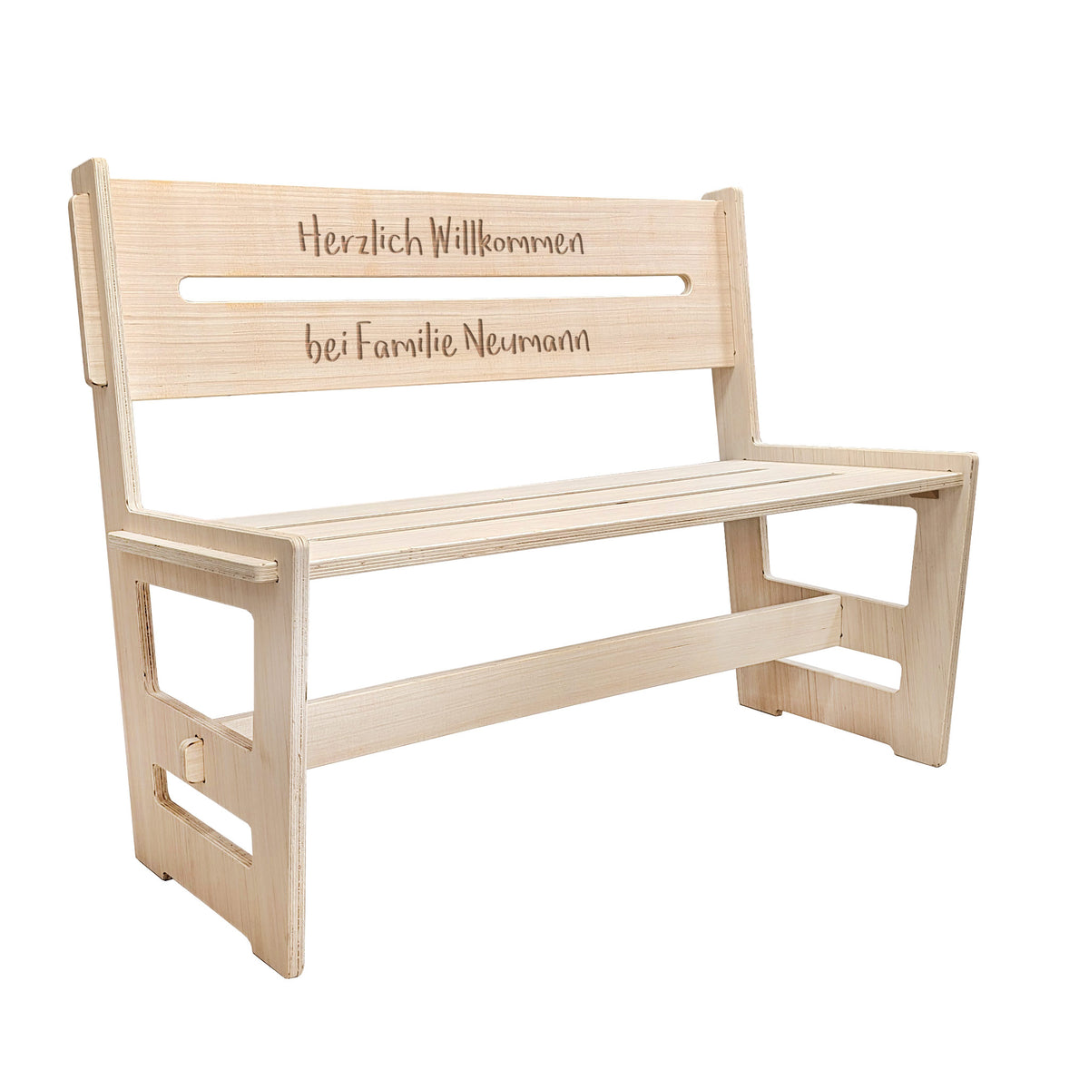 Holzbank mit personalisierter Gravur „Herzlich Willkommen bei Familie Neumann“, freigestellt vor weißem Hintergrund