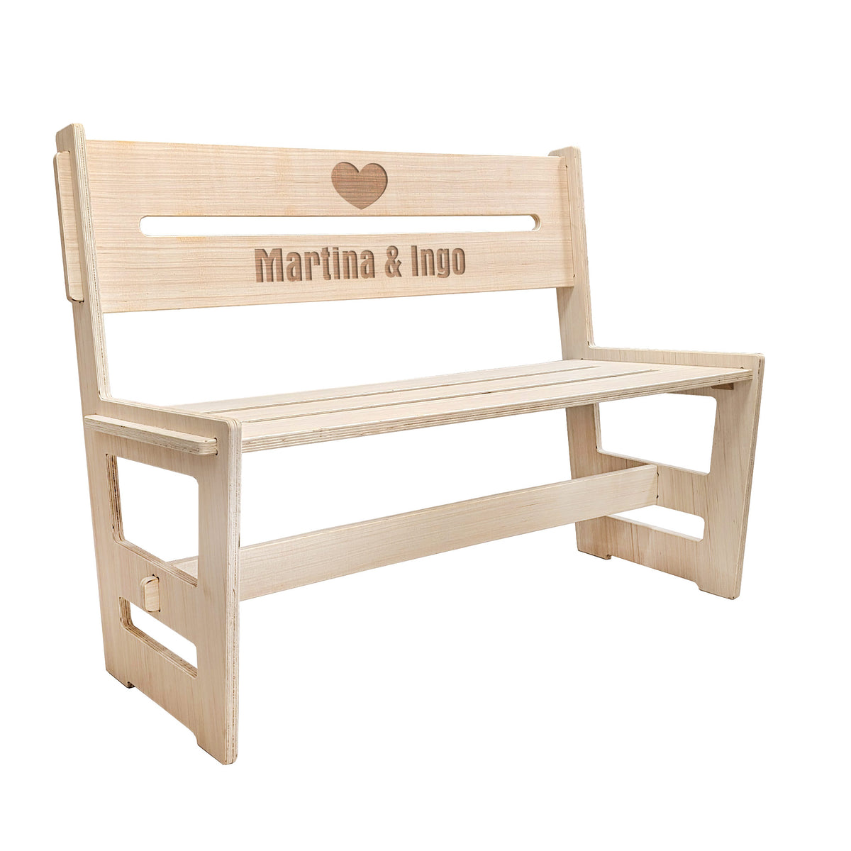 Freigestelltes Produktbild der Holzbank mit Herzgravur und Namen „Martina & Ingo“ – personalisierbares Sitzmöbel aus hellem Holz