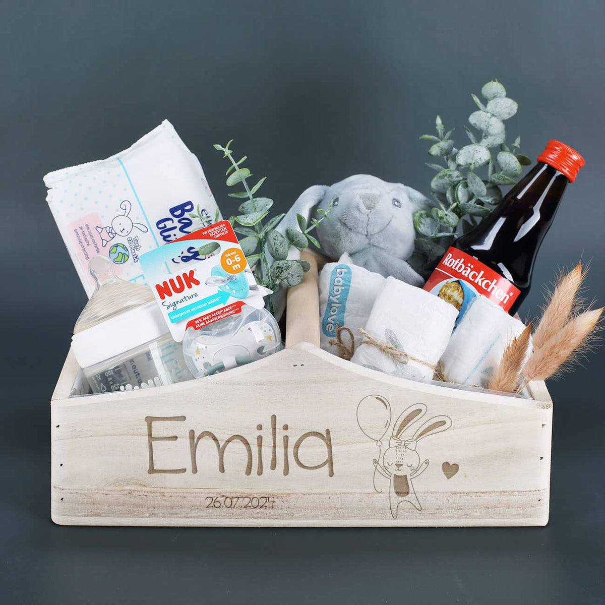 Geschenkkorb zur Geburt aus Holz mit persönlicher Gravur