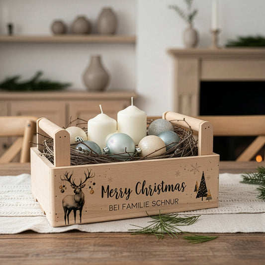 Weihnachtskorb mit Kerzen und Deko auf einem Tisch, personalisiert mit Wunschtext