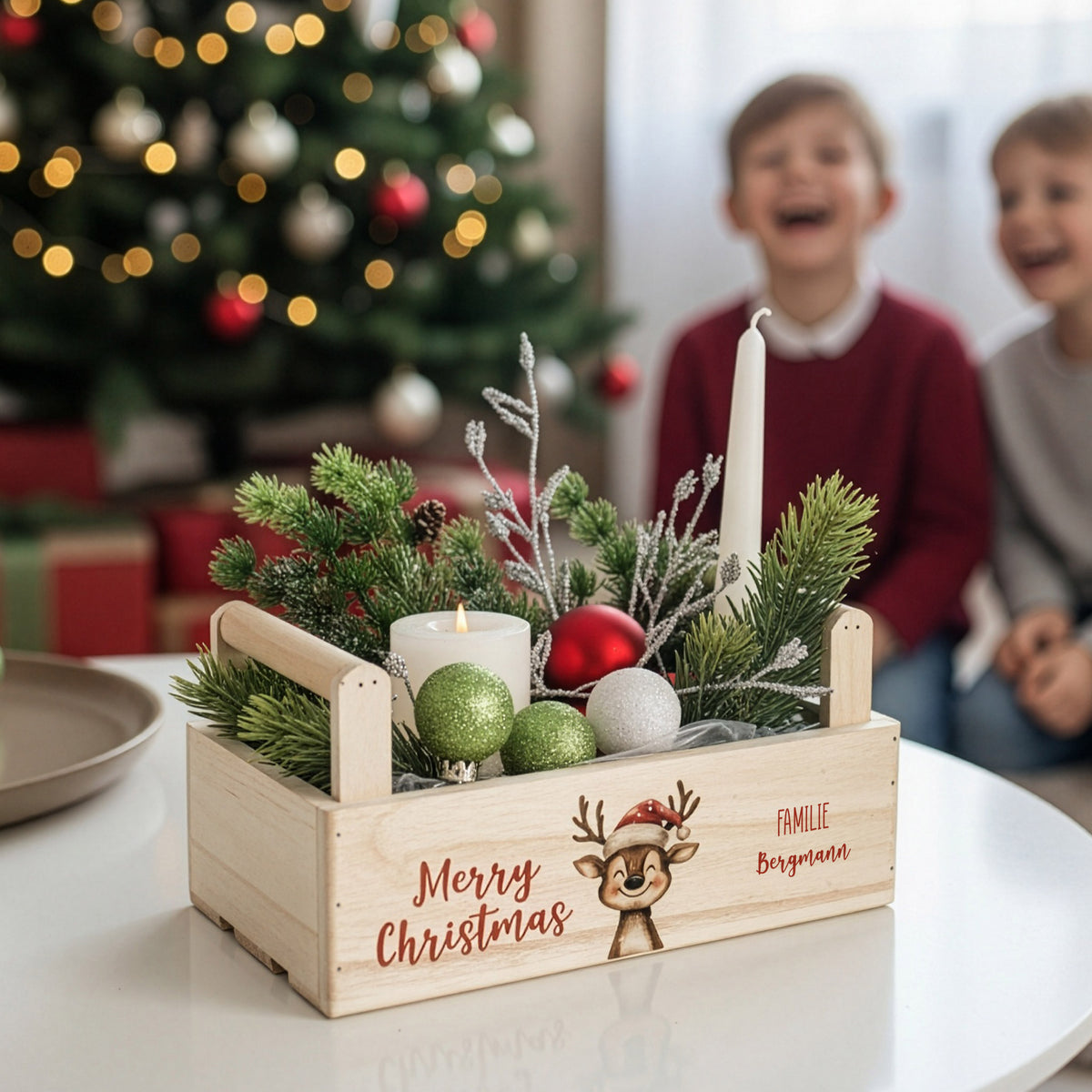 Holzkiste mit Rentiermotiv und Merry Christmas Schriftzug als weihnachtliche Tischdeko, personalisiert mit Familienname