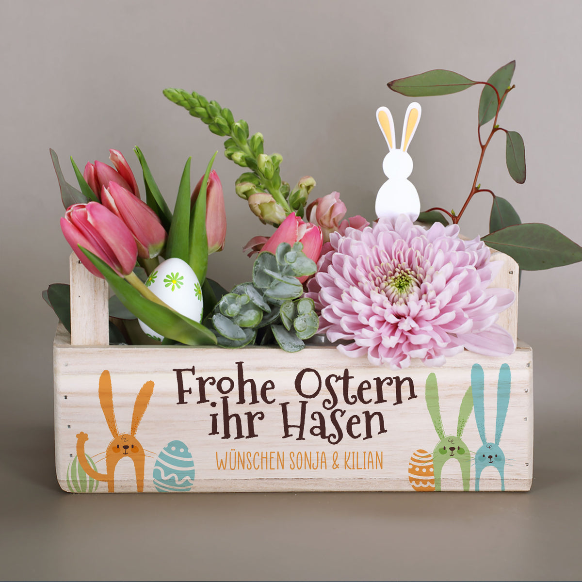 Personalisierter Oster Geschenkkorb mit zwei Griffen, Blumen und Wunschtext auf der Vorderseite