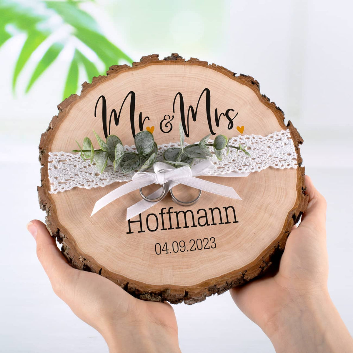 Hübsche und persönliche - Mr & Mrs - Erlenscheibe als Ringkissen zur Hochzeit