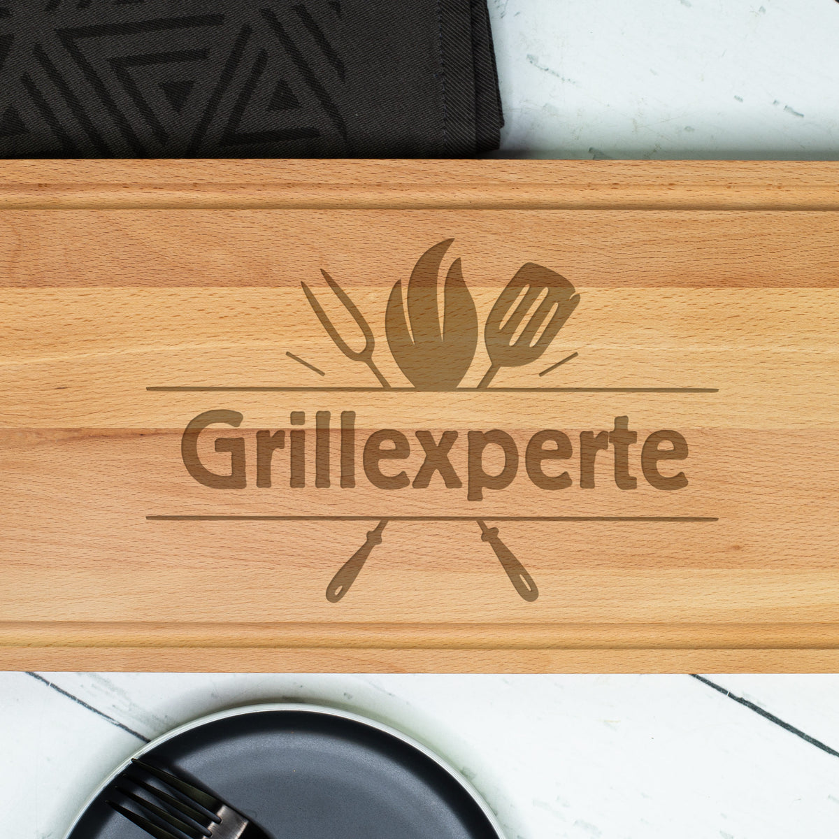 Detailansicht des Grillmotivs mit Besteck und Wunschtext auf dem Buchenholzbrett