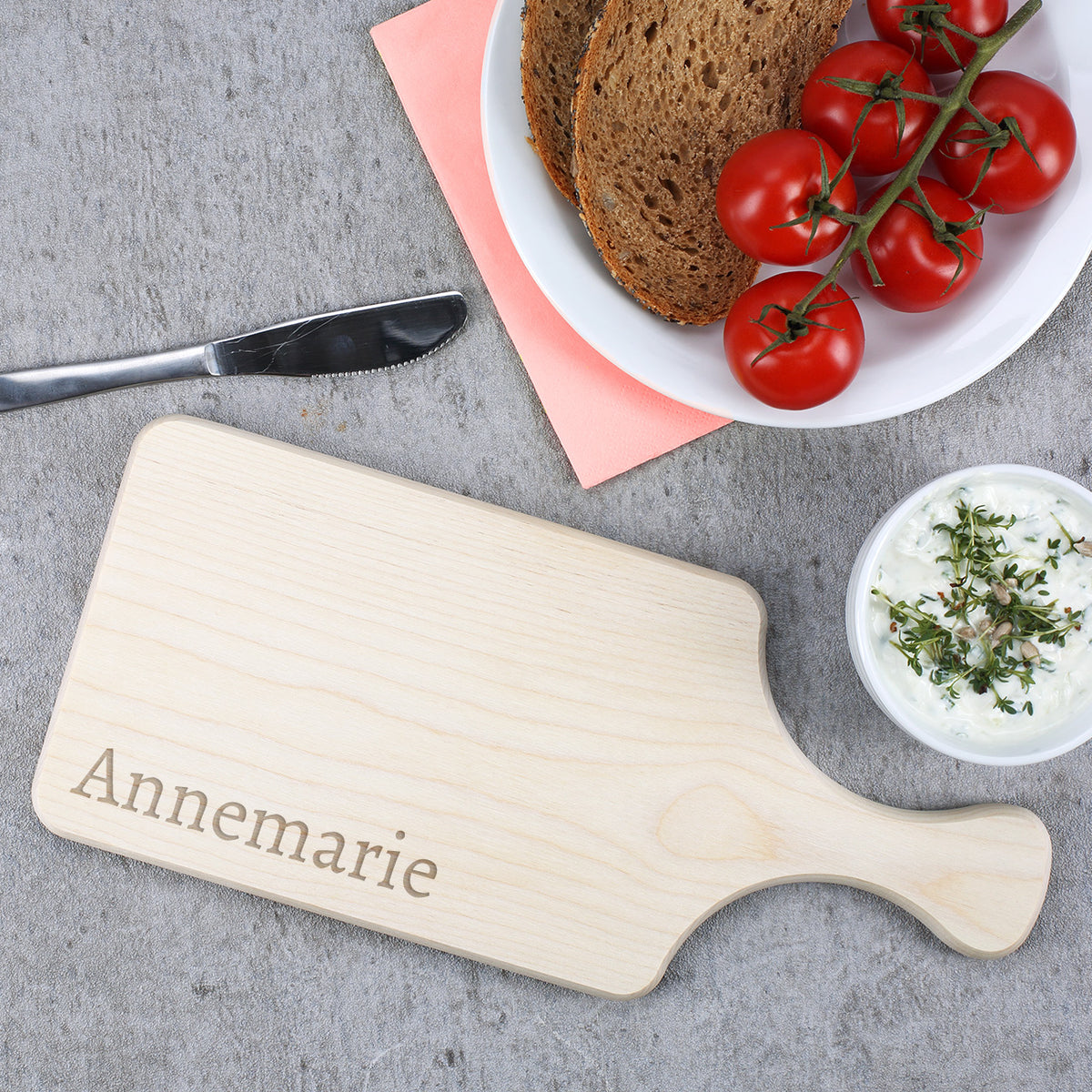 Brettchen aus Holz mit Griff und Name graviert