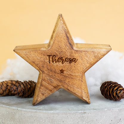 Holzstern mit Gravur „Theresa“ als weihnachtliche Dekoration mit Schneeflocken und Zapfen