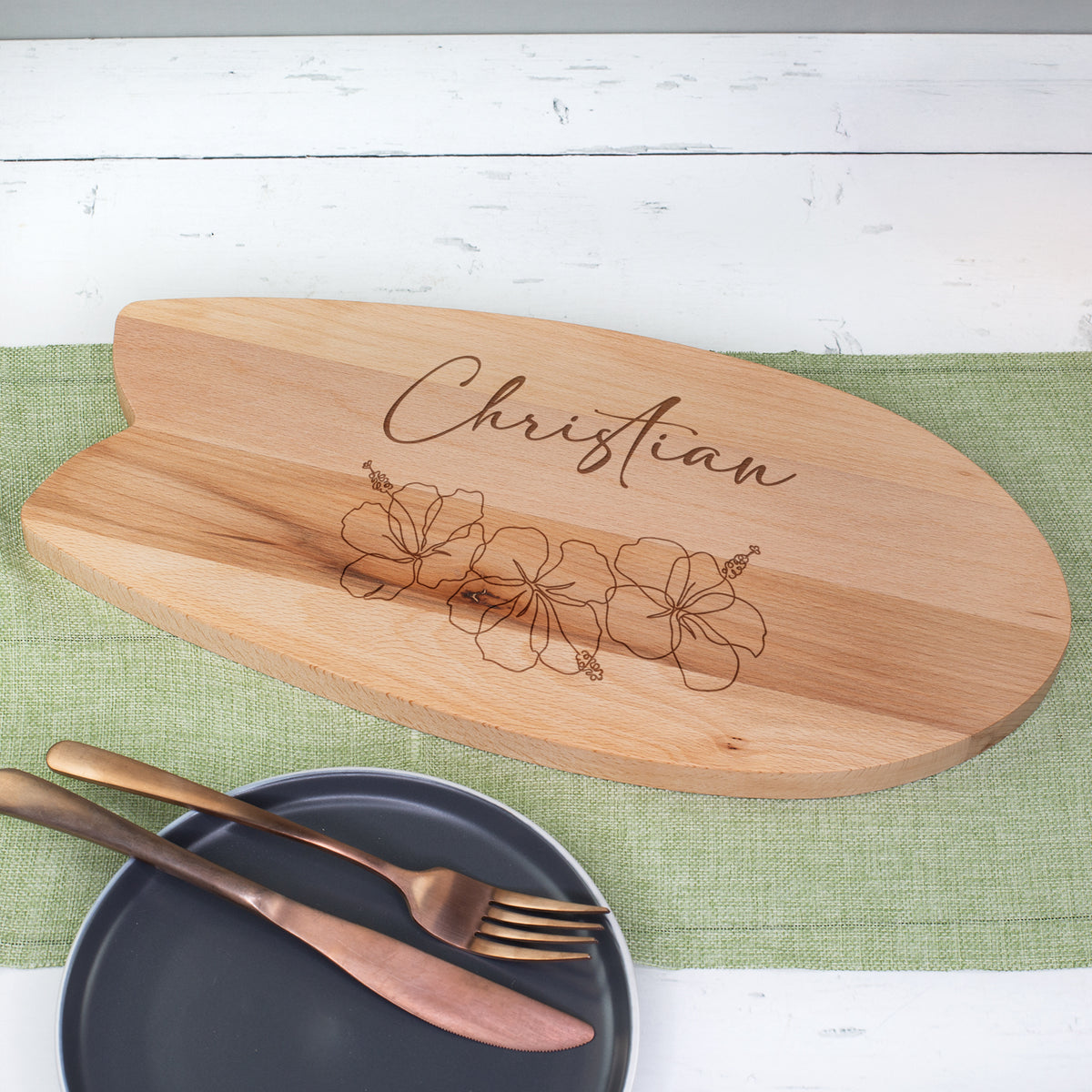 Personalisiertes Surfbrett-Servierbrett aus Holz mit Name „Christian“ und Hibiskusgravur auf Tischdeko