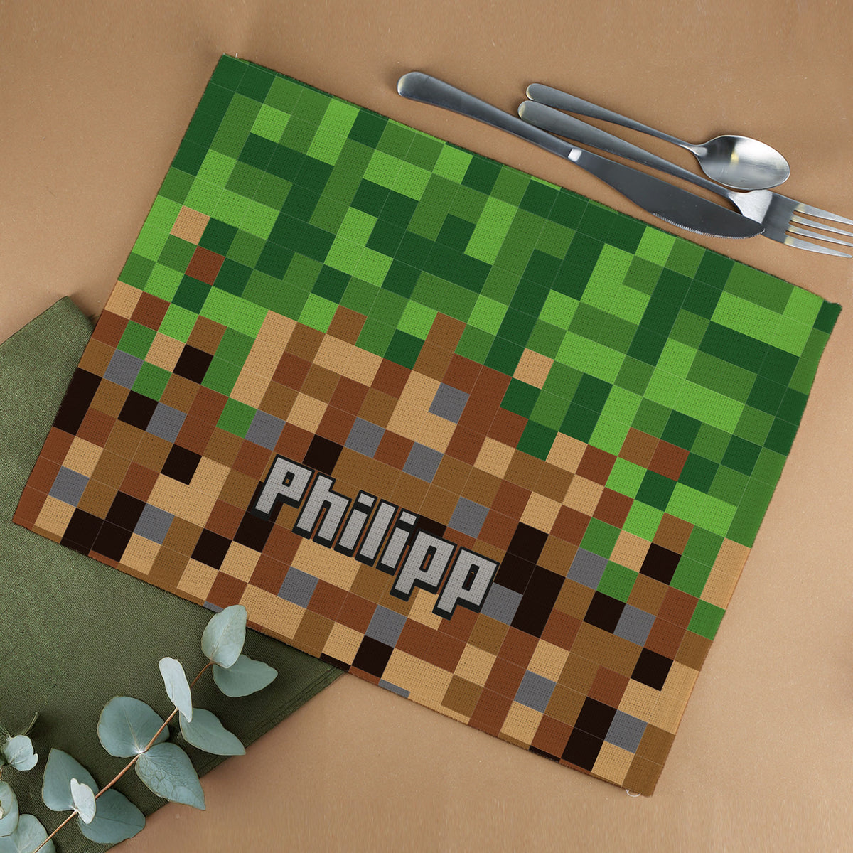 Pixel-Platzdeckchen mit Namensaufdruck im Block-Design auf Tisch