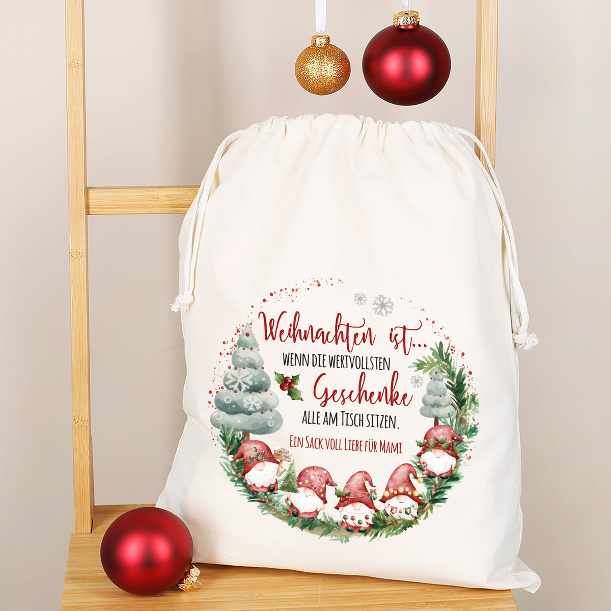 Großer Geschenksack mit Wichtelmotiv, Weihnachtsdeko im Hintergrund