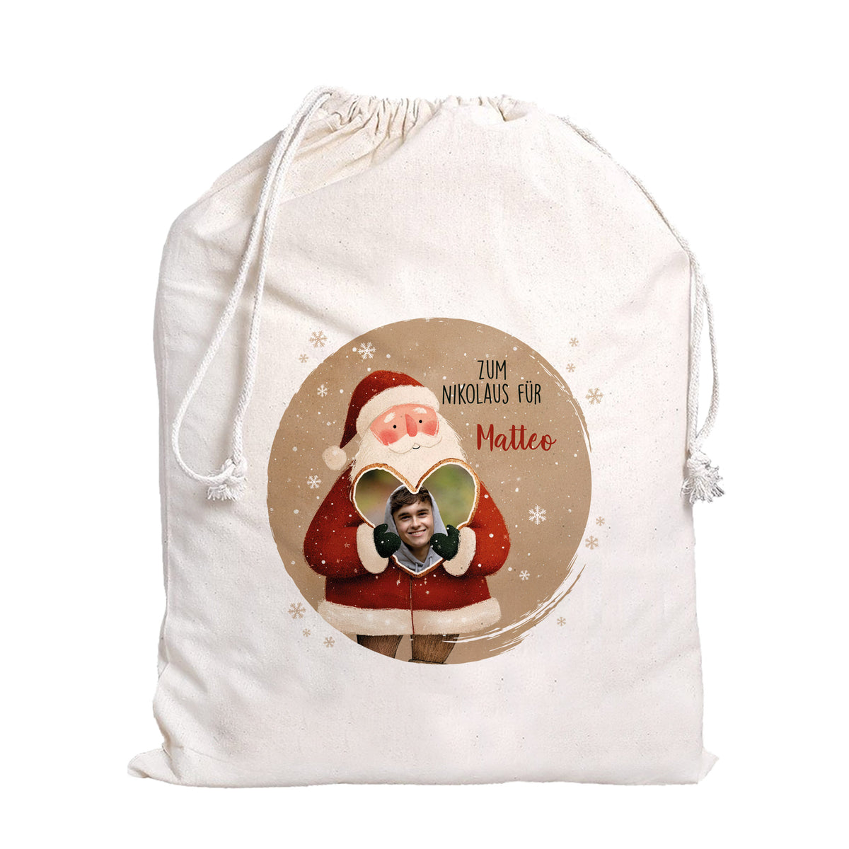 Baumwoll-Geschenksack mit Weihnachtsmann, Foto im Herzrahmen und Text „Zum Nikolaus für Matteo“, freigestellt auf weißem Hintergrund – nachhaltige Verpackung zu Nikolaus.