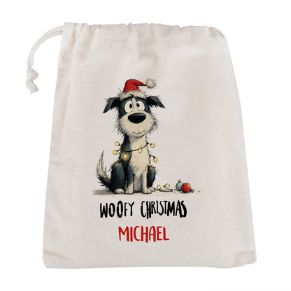 Freigestellter Geschenksack aus Baumwolle mit Aufdruck „Woofy Christmas – Michael“ und Hund mit Lichterkette